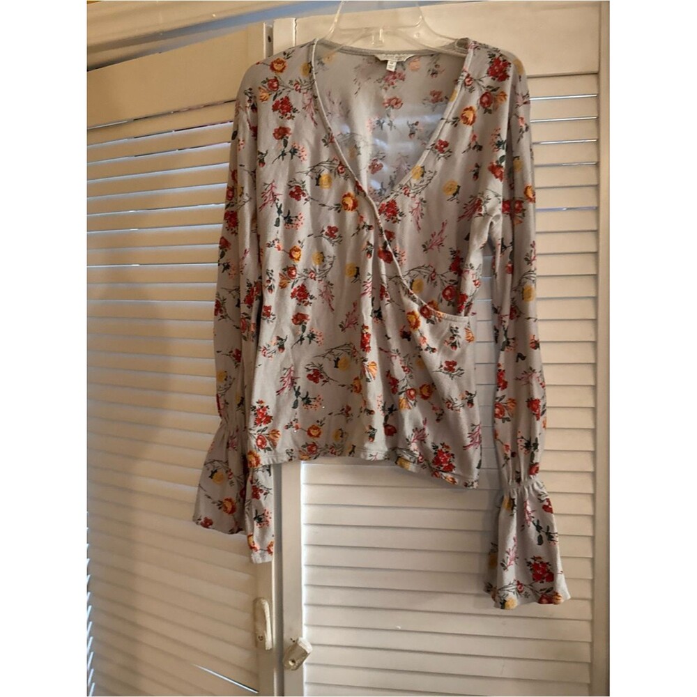 Lucky Brand Light Gray Floral V-Neck Long Sleeve Top